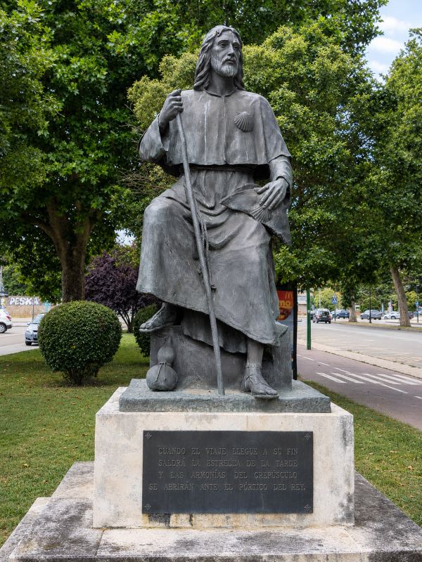 Estatua Homenaje al Peregrino, un monumento cargado de simbolismo que recuerda la importancia de esta ciudad castellana como lugar de paso y acogida para miles de peregrinos.