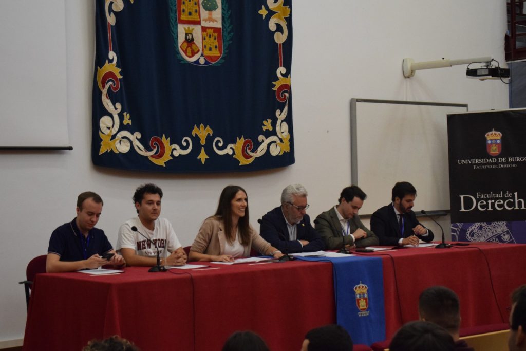 De izquierda a derecha, Jaime Bes, Marco Yangüela, Sara Gutiérrez, Carlos Niño, Rubén Monar y Javier Díez, en la mesa inaugural. Fotografía: Andreea Susca