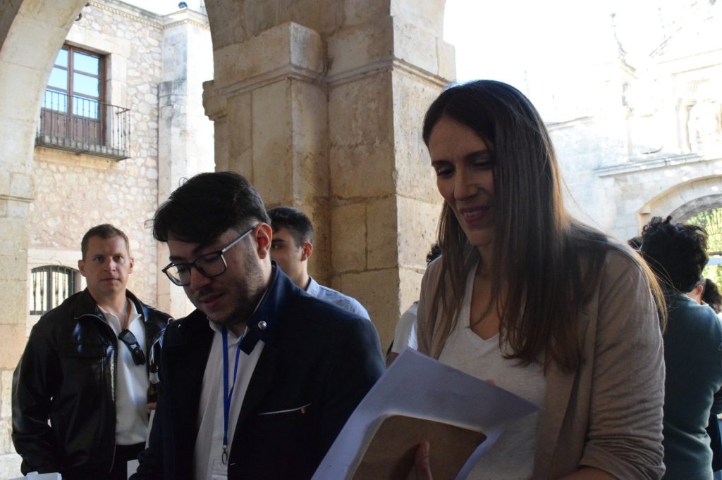 El presidente de FADE, Lucas Manuel Cartucho da Silva, junto a la vicerrectora de Estudiantes, Sara Gutiérrez, en la Feria de Asociaciones previa a la ponencia inaugural. Fotografía: Andreea Susca