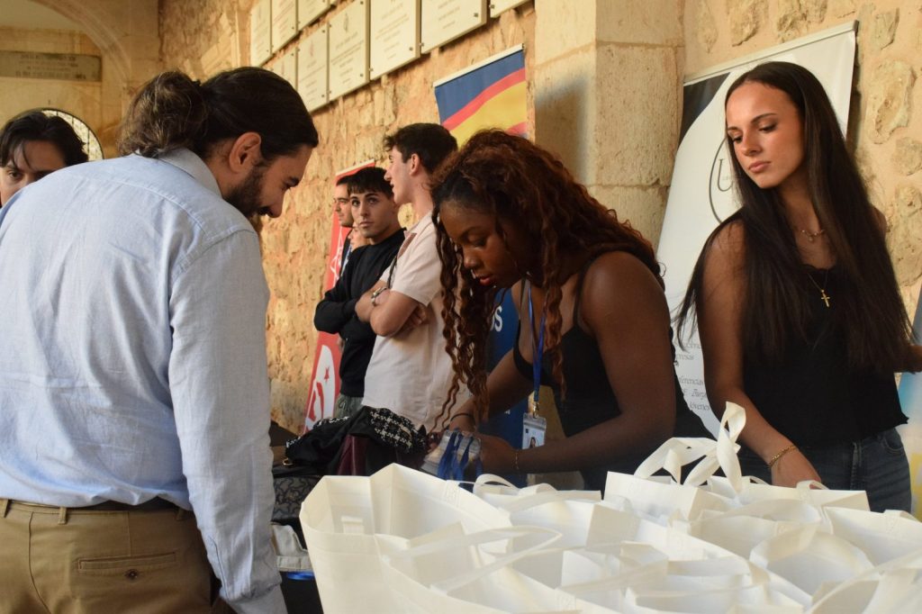 Reparto de acreditaciones y bolsas del Campus BEFADE durante la Feria de Asociaciones, en el Patio de Romeros. Fotografía: Andreea Susca