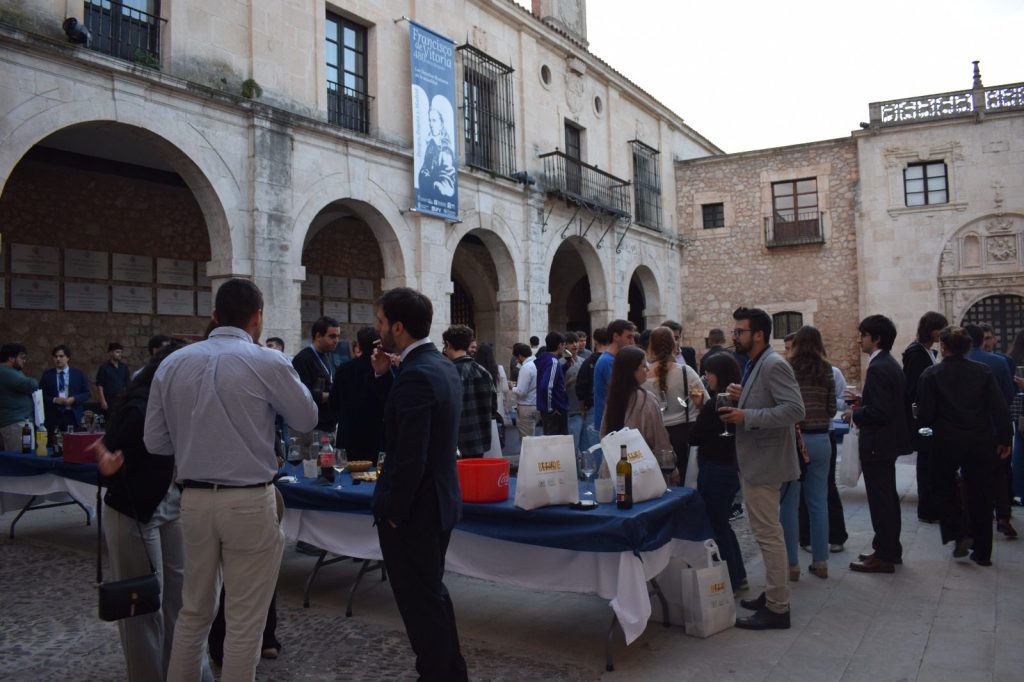 
Asistentes al cóctel celebrado en el Patio de Romeros tras la ponencia inaugural. Fotografía: Andreea Susca