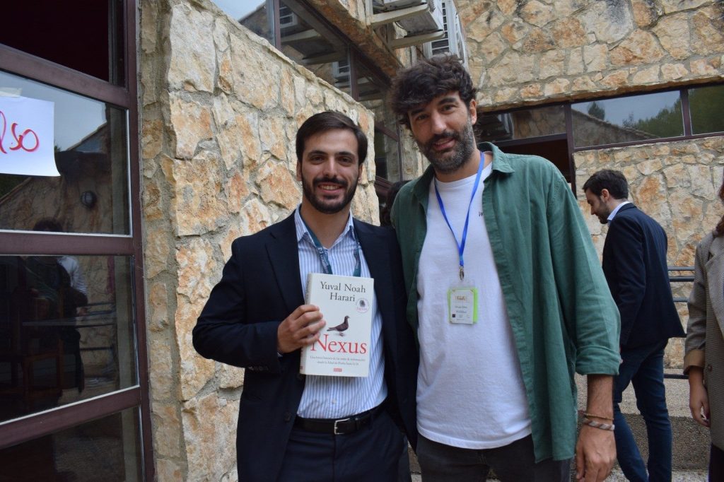El ganador del reto de verdadero o falso de Fundación Mutualidad, con su ejemplar de Nexus, de Yuval Noah Harari. Fotografía: Andreea Susca